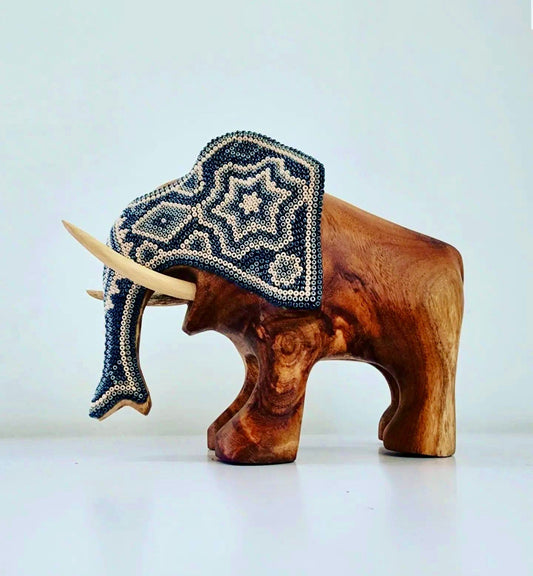 Elefante de madera con arte huichol