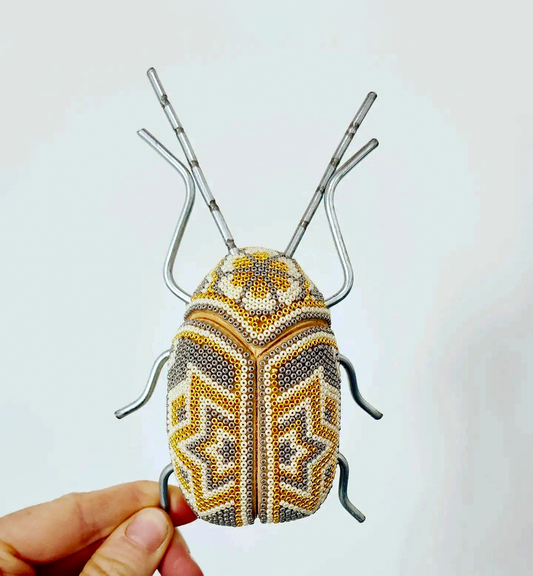 Escarabajo de madera con arte huichol