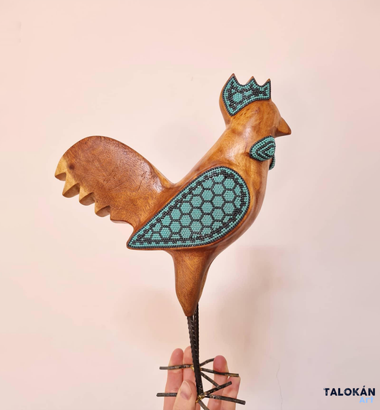 Figura de Gallo de Madera con Arte Huichol
